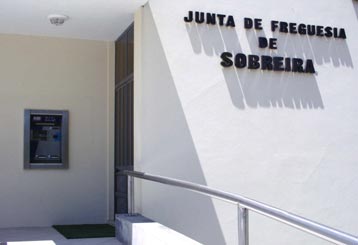 Multibanco no edifí­cio da Junta de Freguesia.